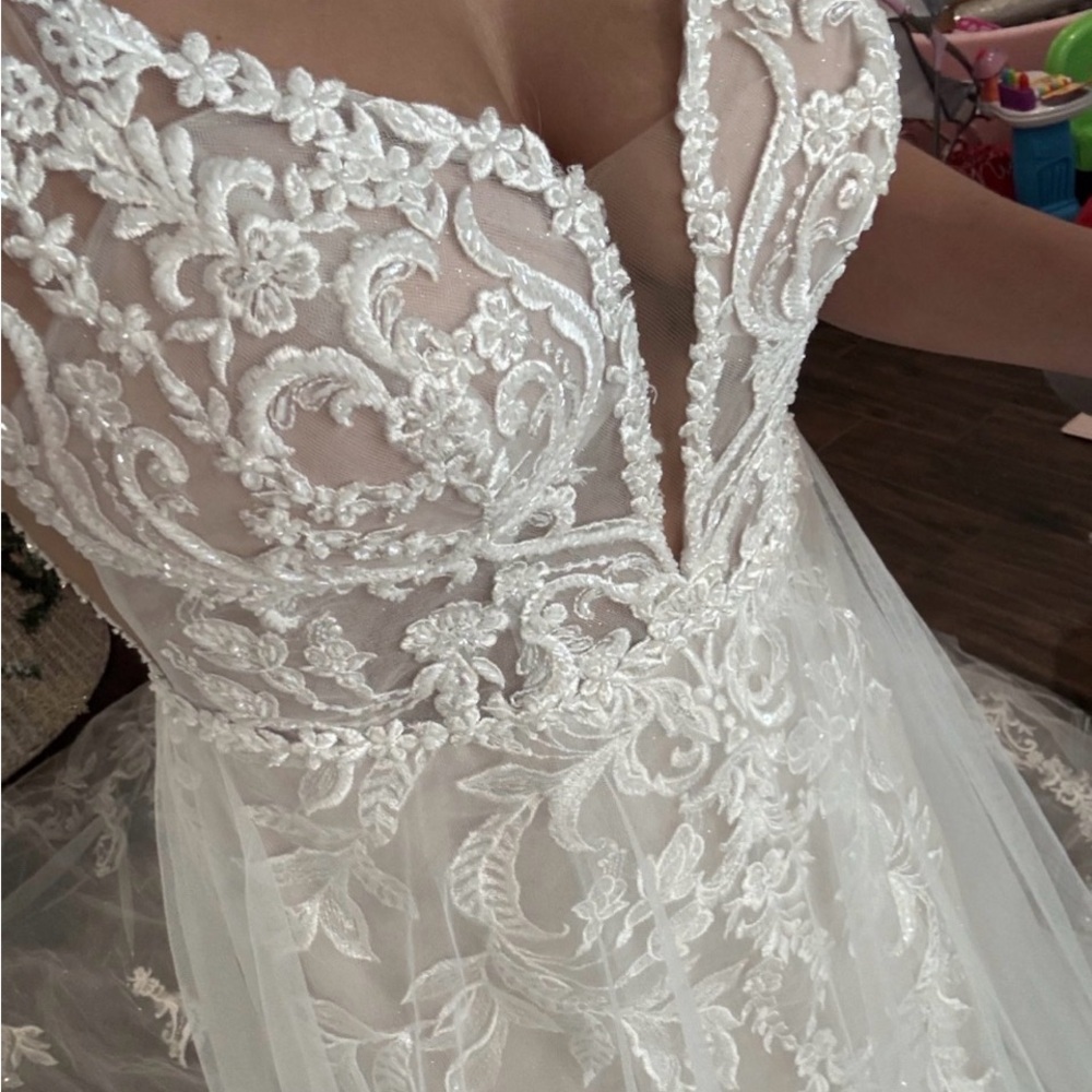 Elegant White Lace Wedding Dress